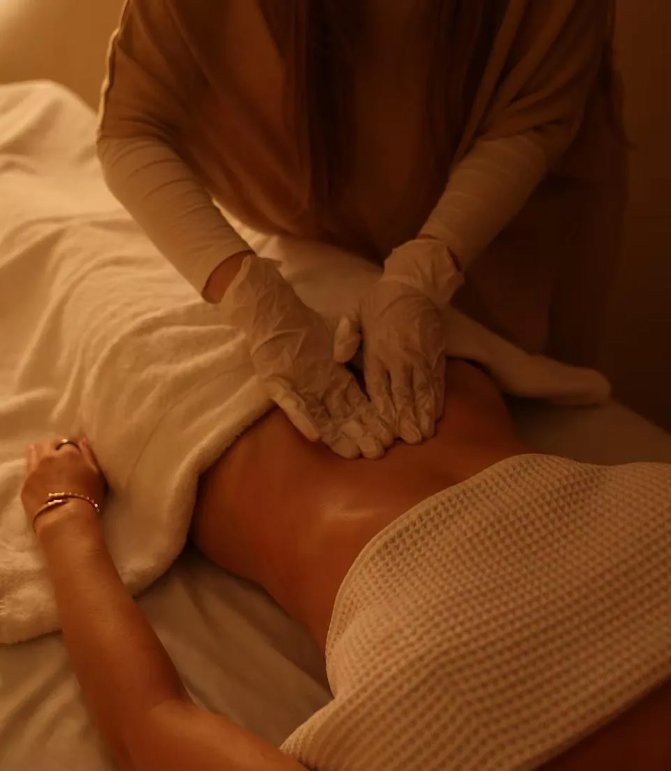 Especialista con guantes realizando un drenaje linfático europeo en LIMFAERA, Beverly Hills