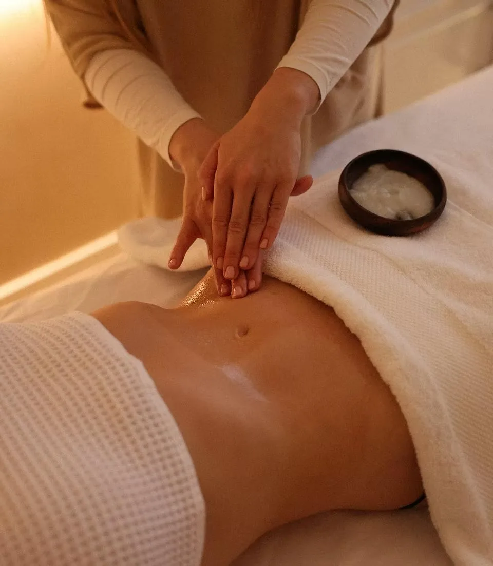Hands-only post-op lymphatic massage on the abdomen at LIMFAERA