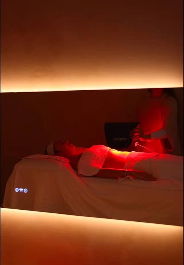 Post-op recovery session with red light in the LIMFAERA private room