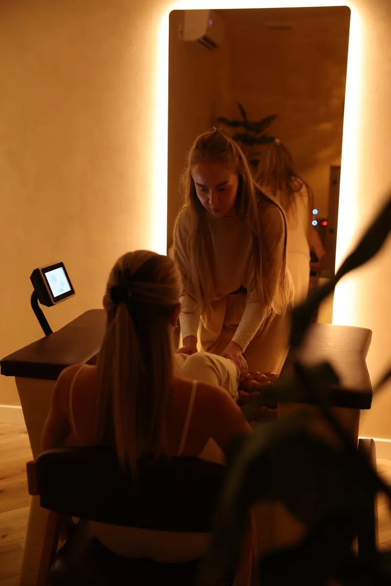 Elizaveta guiding a client during a treatment at LIMFAERA