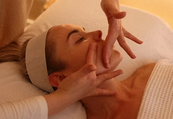 Divine Face® facial lymphatic drainage at LIMFAERA